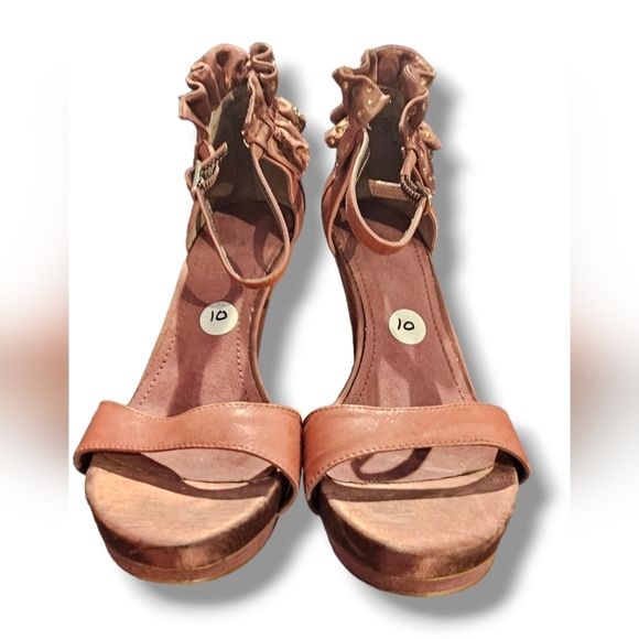 Nine West, Vintage Pink Leather heels. With Ruffle Design. Sz 10 - Picture 6 of 8